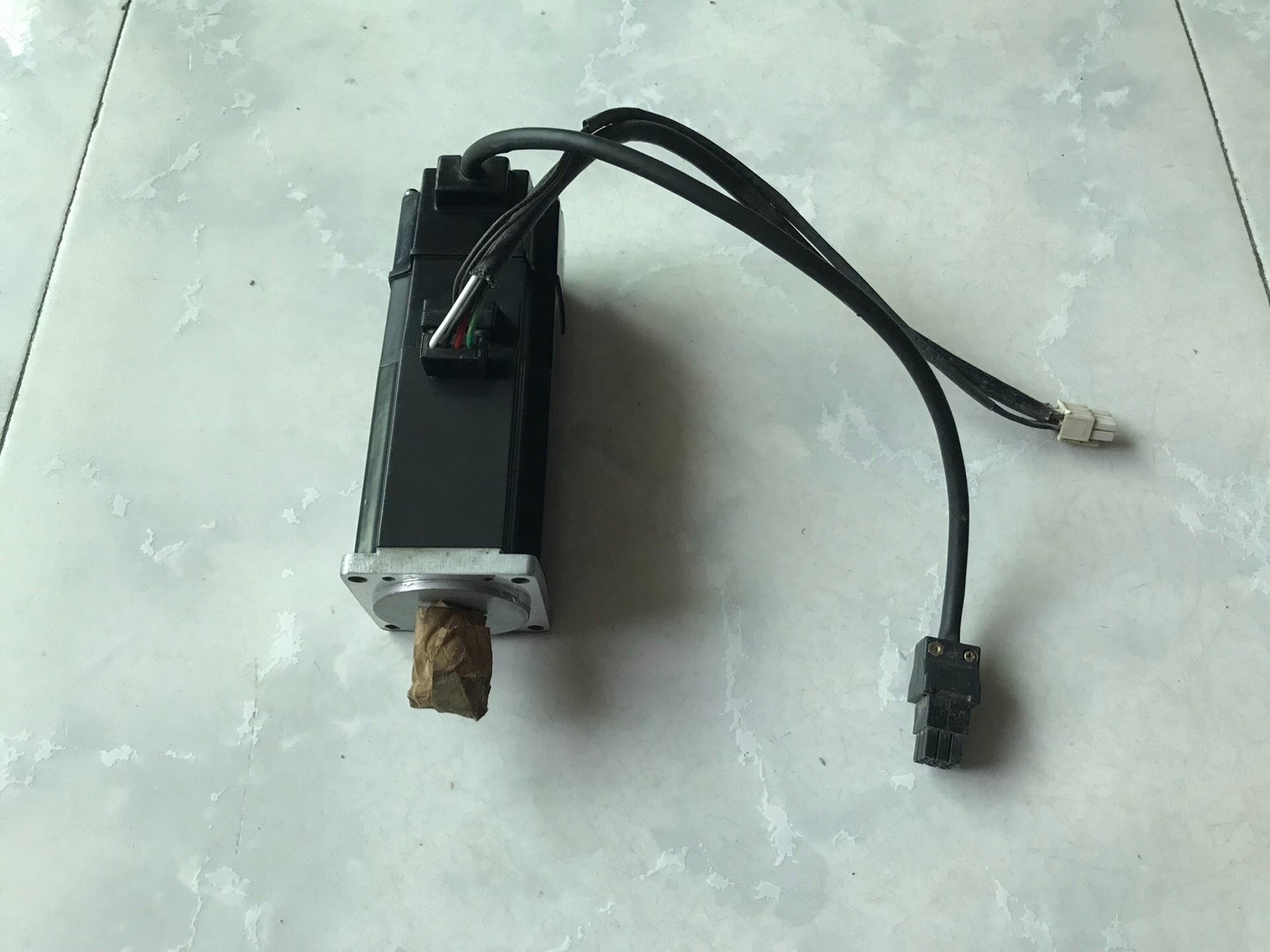 一台全新没有使用过的三菱伺服电机，HC- KFS43B，电机