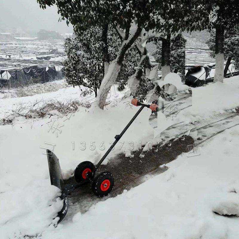 推雪铲子 手推式铲雪铲 清雪除雪工具大号扫雪铲物业轮式推雪板