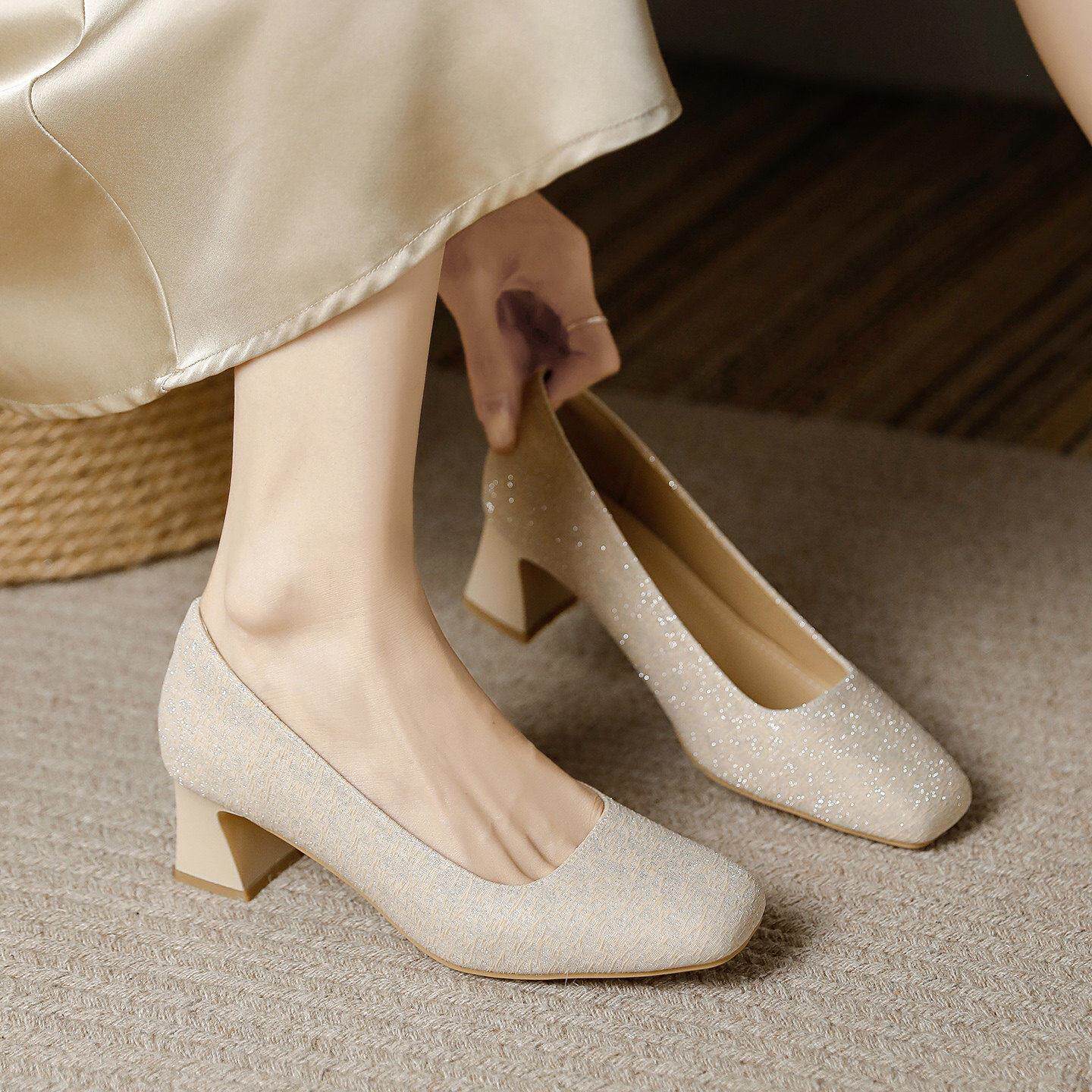 米兰【设计师】跟高5CM/2026新款配裙子高跟鞋粗跟脚宽单鞋女