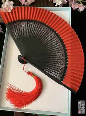 中国风雕花古风大红色夏季折叠扇子折扇子红黑真丝纯色舞蹈扇镂空