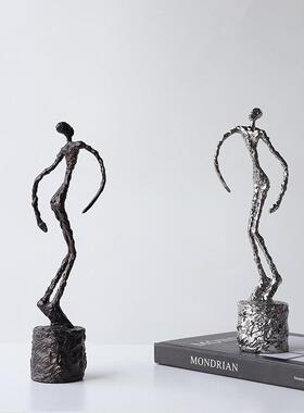 现代抽象铁艺雕塑人物软装饰品展厅样板房直播间柜子装饰陈列艺术