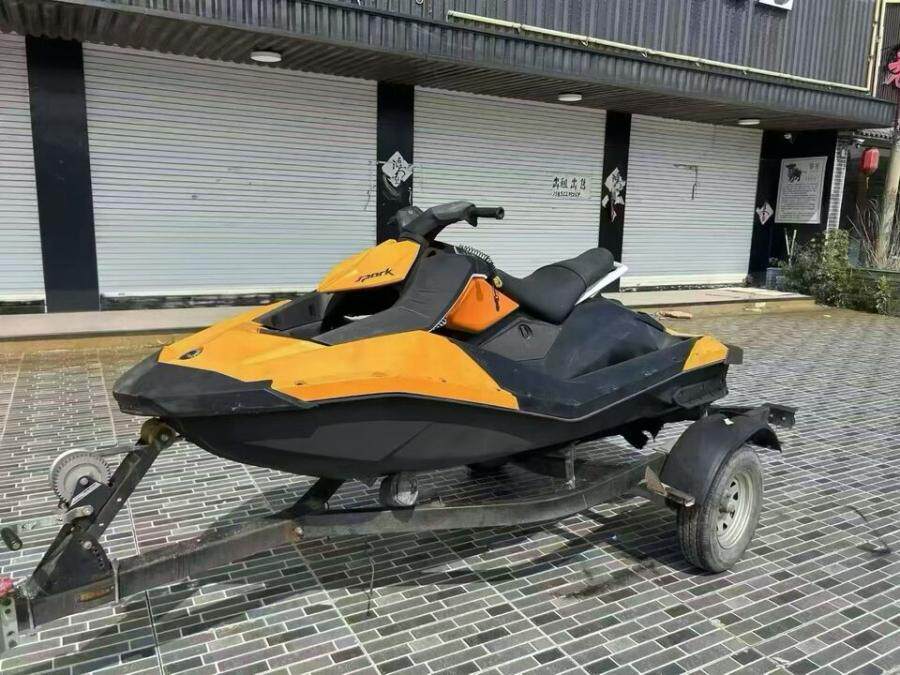 18年下水庞巴迪火花摩托艇功能正常使用带拖车