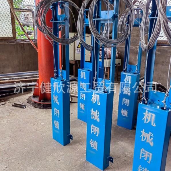 煤矿井下闭锁装置简单易维护设备自带钢丝绳矿用风门机械闭锁器