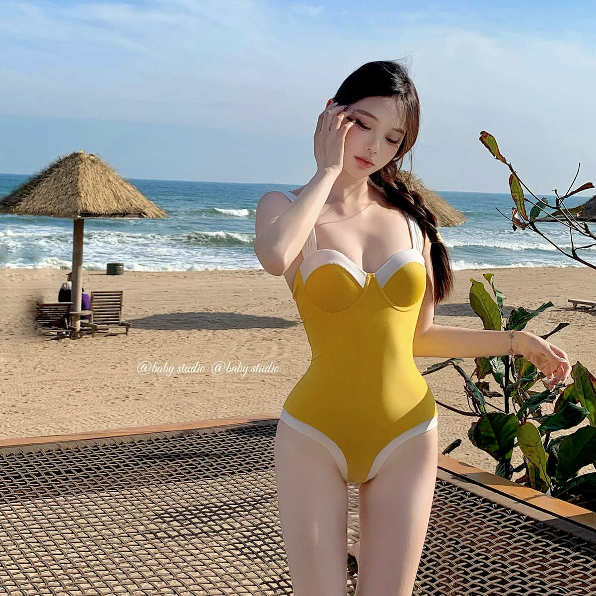 2025新款泳衣女款性感拼色黄色吊带连体比基尼高级感泡温泉度假