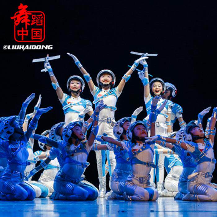 高档六一儿节小人荷风采童演出服小勇士机表演服装器太空服环保舞