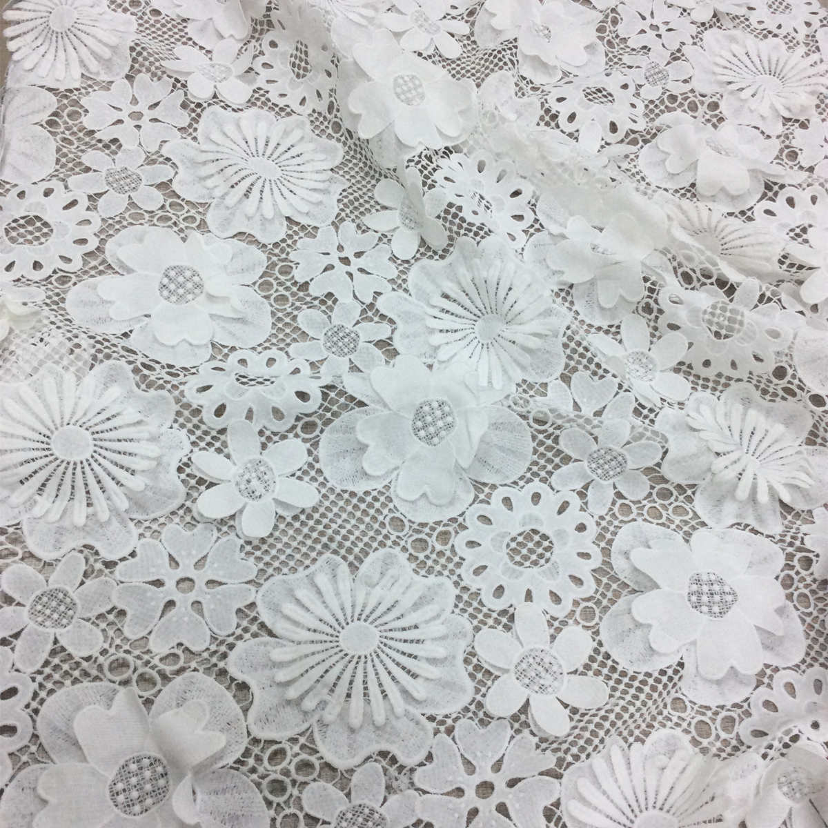3D立体镂空面料水溶白色粗犷大花绣花厚款时尚婚纱服装服饰布