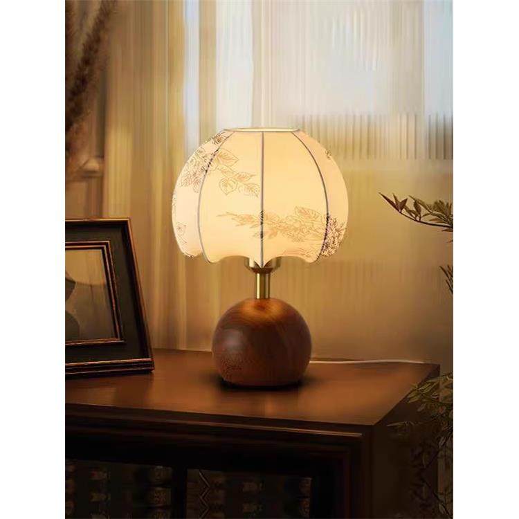 2025新款台灯创意复古印花布艺客厅卧室书房装饰中古风氛围床头灯