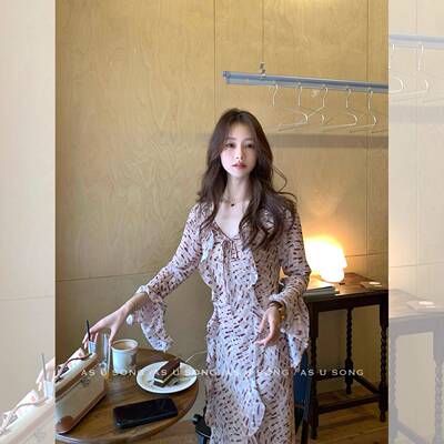 Hi美宋啊 塔莉亚 时髦度假风荷叶边系带喇叭袖开叉印花连衣裙女