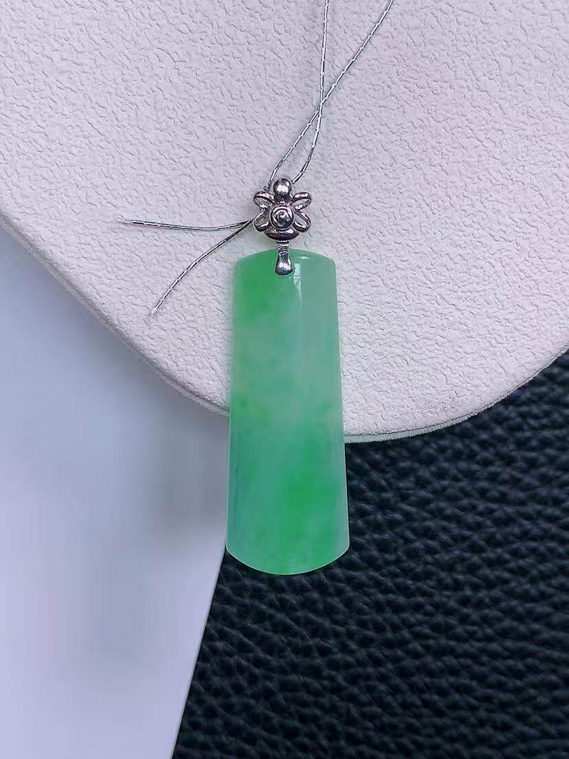 天然真品翡翠正品 水润细腻气质18k金镶嵌冰阳绿满阳色无事牌吊坠