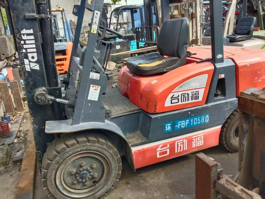 12月24日青岛台励福3.5吨手动挡带侧移升高三米叉车一台网络拍卖公告