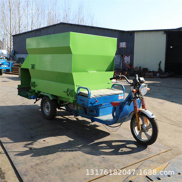 柴油三轮式投料车合肥牛场全自动投料车5立方牧场养殖场撒料车