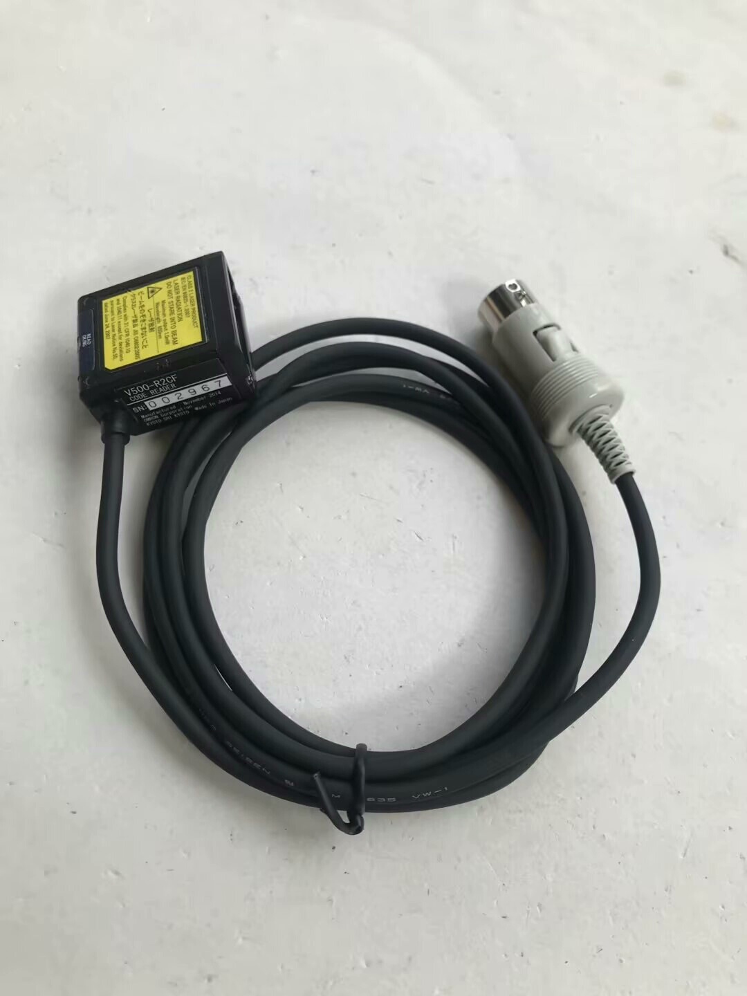 欧姆龙V500-R2CF 读码器条形码激光读数头 功能正常，