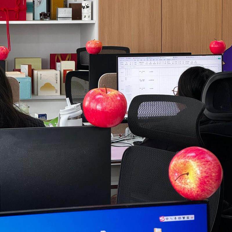 电脑显示器边框装饰工位情绪稳定神器桌面苹果摆件办公室平安喜乐