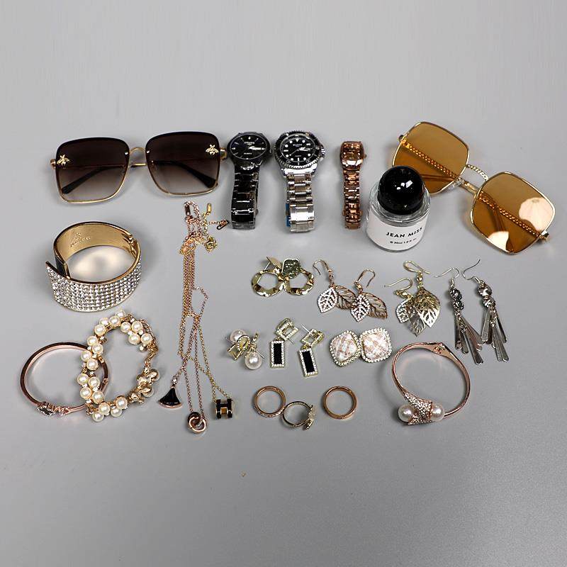 样板房间衣帽间首饰皮革抽柜格项炼耳环手錬戒指领带手表太阳眼镜