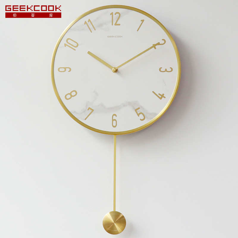 现代轻奢静音挂钟:轻奢岩板 金属框大理石纹石材摇摆钟表厂家代发