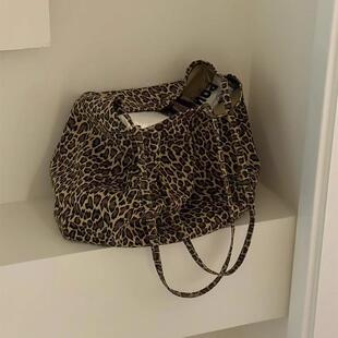 豹纹我的菜！啊啊啊！巨能装！巨百搭！一周能背七天豹纹大单肩!!