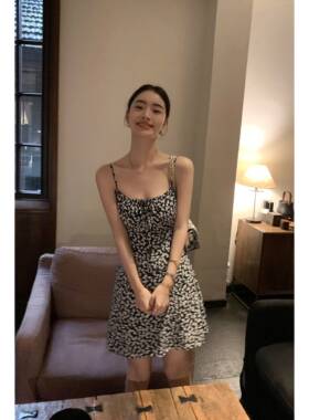 pusumede 法式茶歇黑色碎花洋装女夏季2025收腰气质吊带裙短款