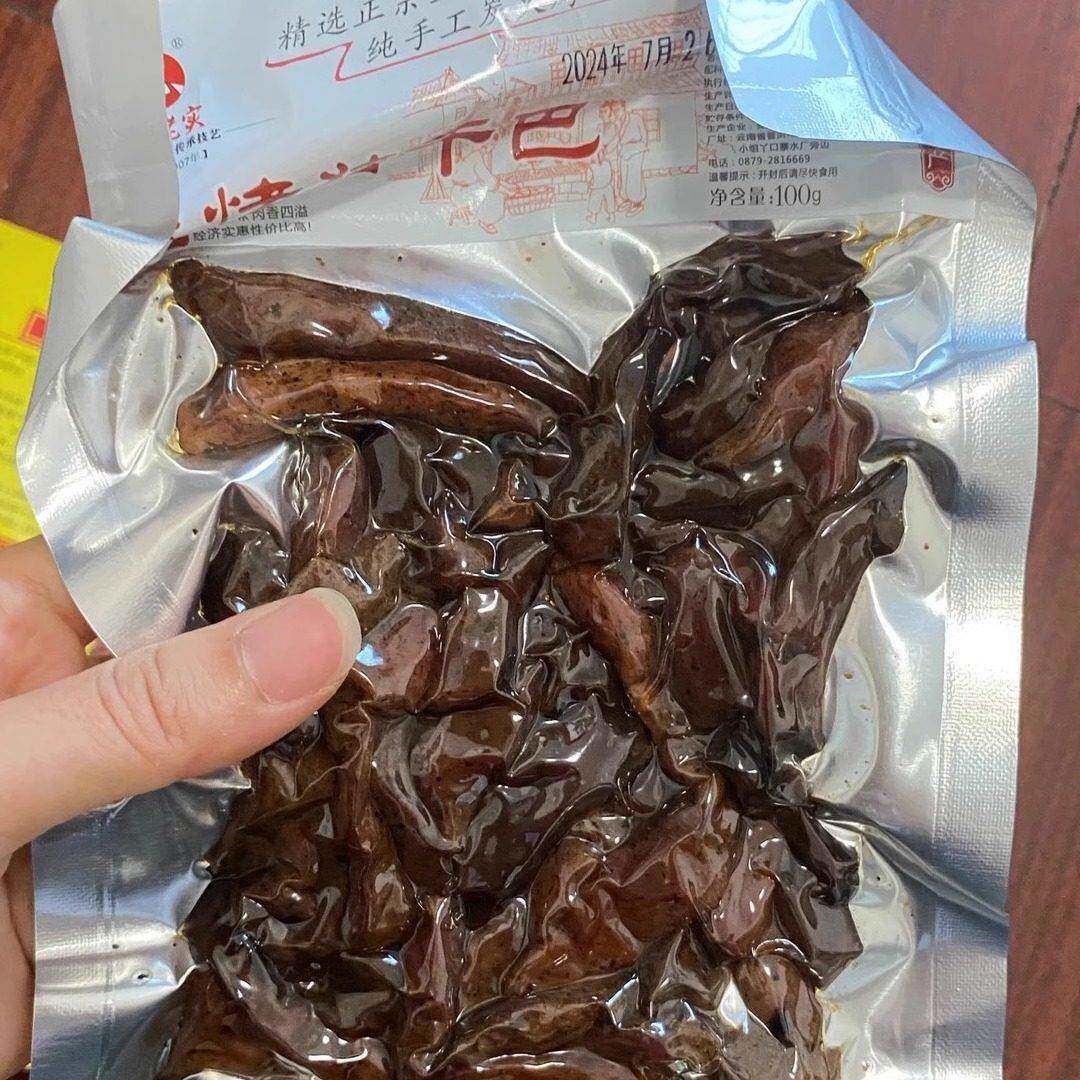现货高老实土猪手撕碳烤猪肉干巴云南特产包邮开袋即食100克麻辣.