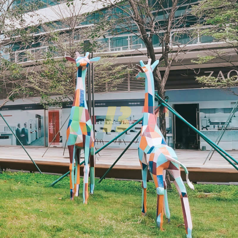 玻璃钢彩绘长颈鹿群雕塑草坪林园绿地景观仿真动物鹿