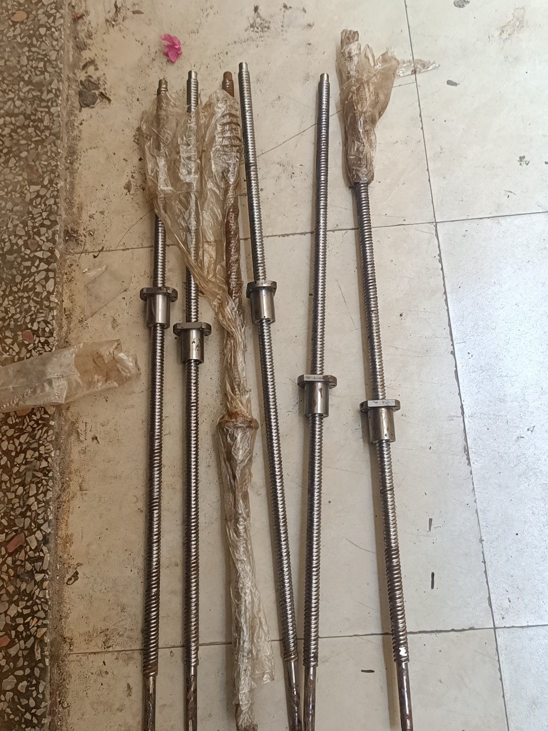 2020银泰丝杆长1米，有十几条