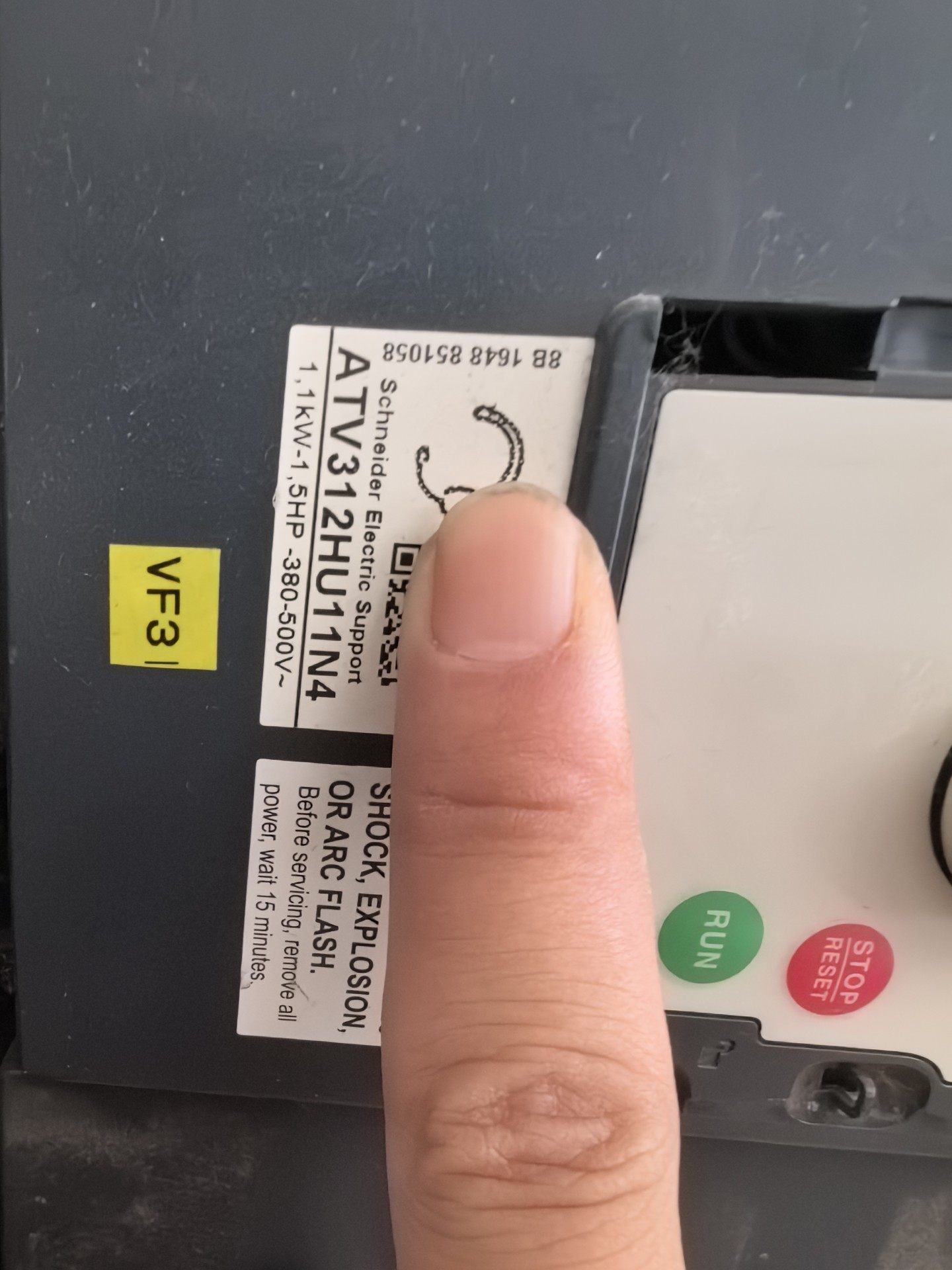 施耐德ATV312HU11N4，功能包好成色还可以吧有尘土没