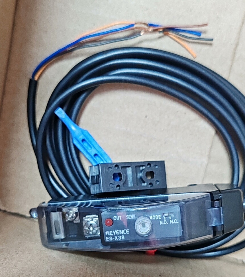 基恩士ES-X38传感器   成色新  线材完整  功能正常