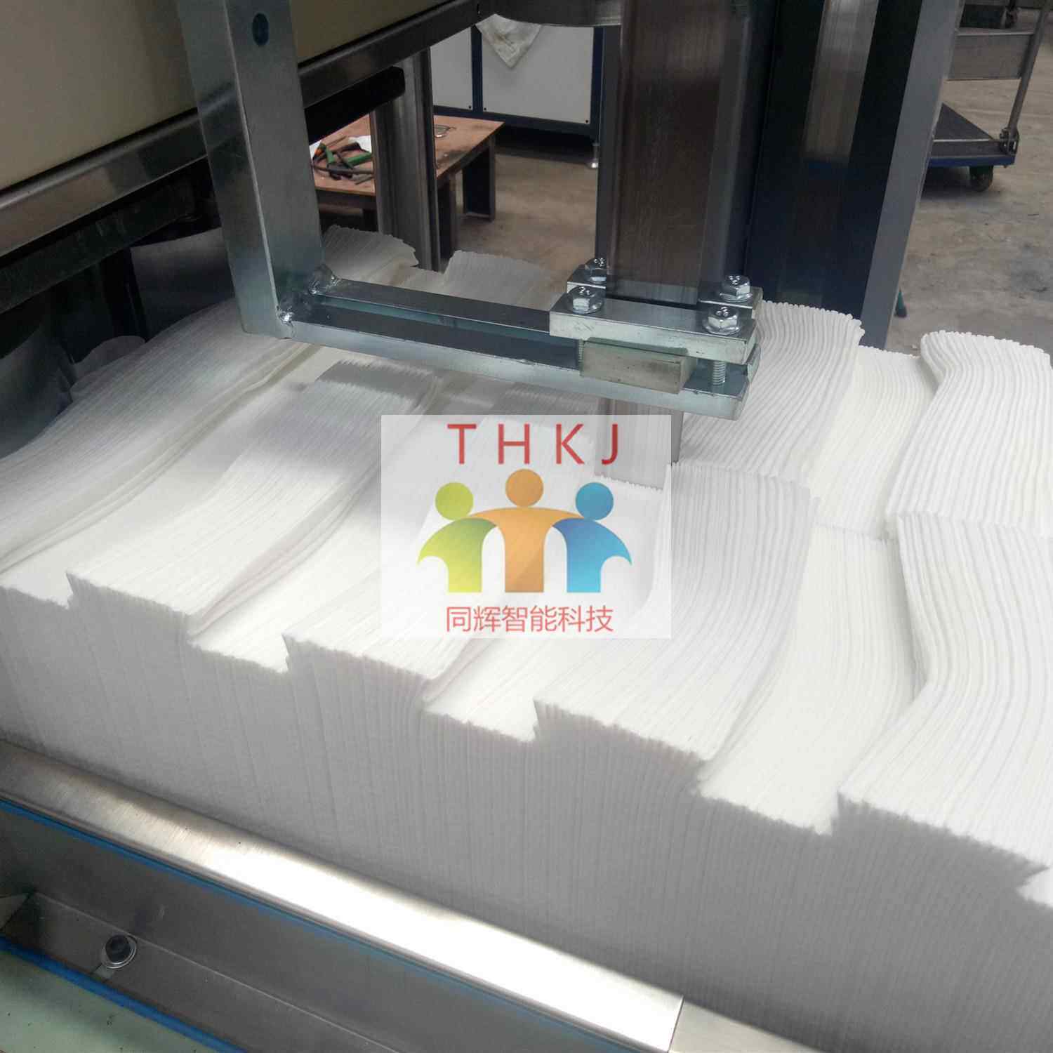 厂家直供无纺布折叠机 同辉机械干巾无尘纸生产设备