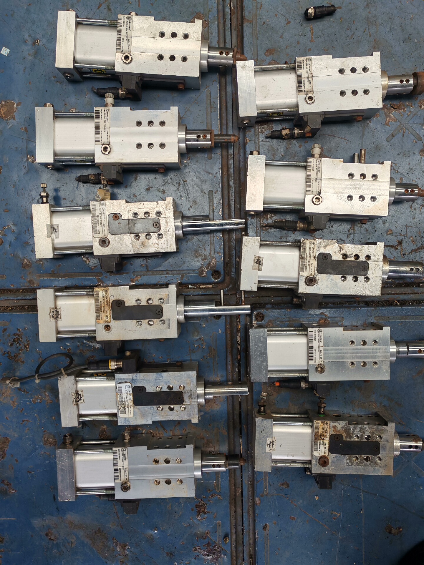 TUNKERS预压紧气缸