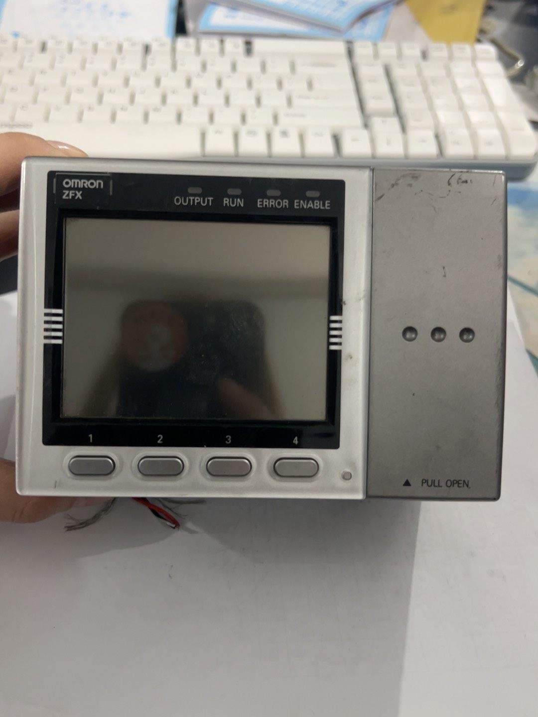 出一台欧姆龙ZFX-C20智能视觉传感器，成色如图，有使用痕