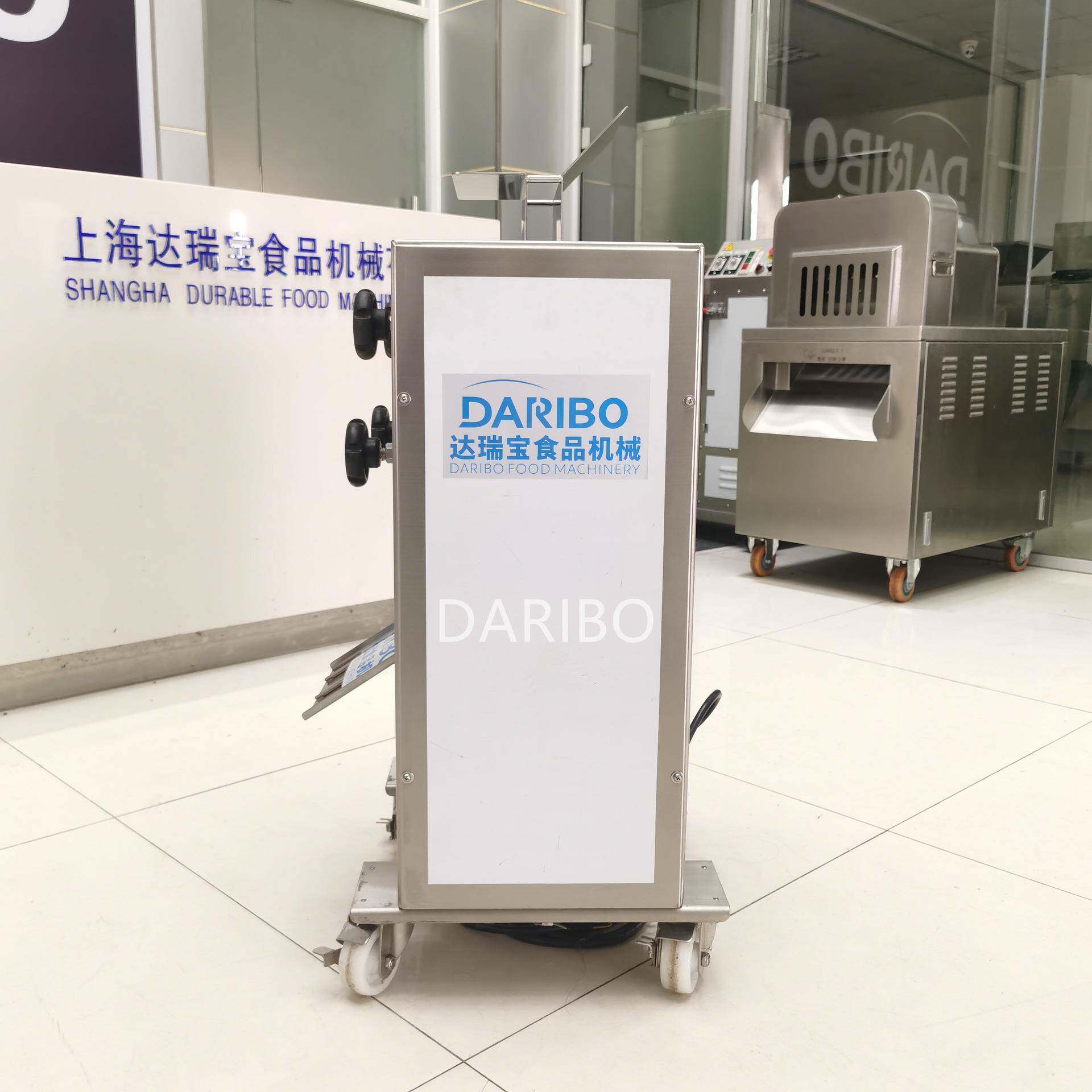 Y各种肉类的松肉断筋机 滚压轮的松紧程度可以依据产品厚薄做调整