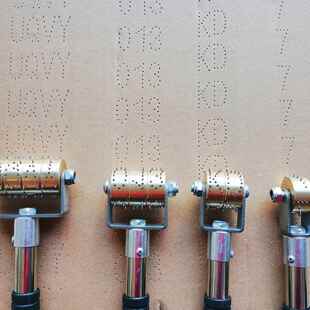 制作各类针刺印章啤酒牛奶纸箱数字字母防串货全铜钢针滚码器