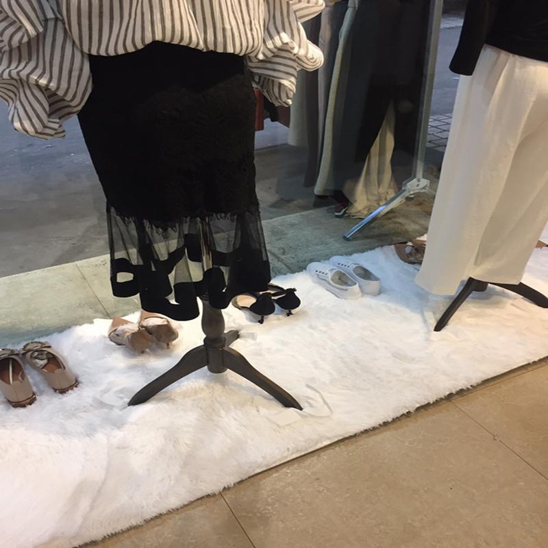 白色长毛绒模特台地垫服装店橱窗展台地毯装饰鞋店柜台流水台垫子