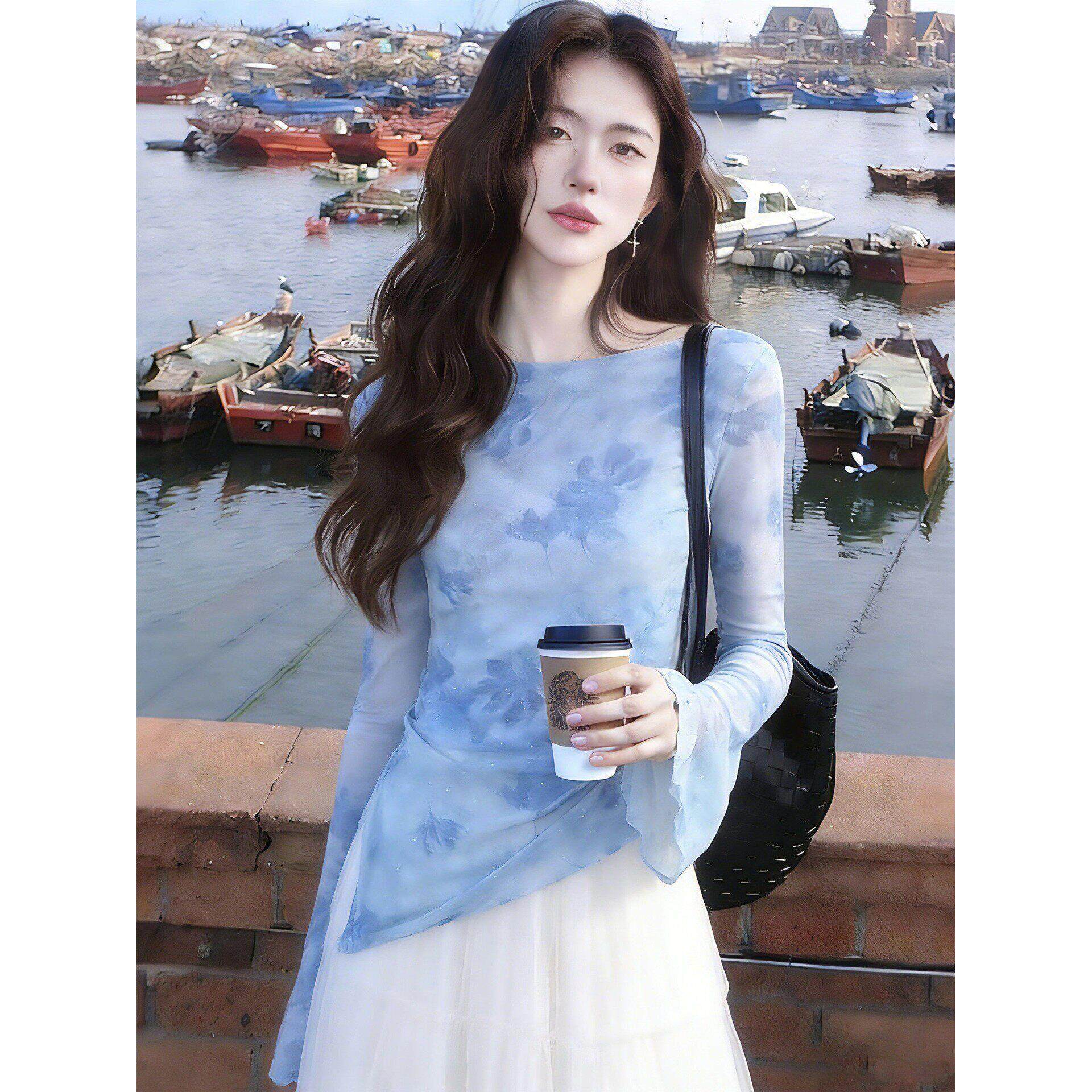 浅蓝色网纱印花长袖T恤女春秋不规则打底衫独特绝美喇叭袖小上衣