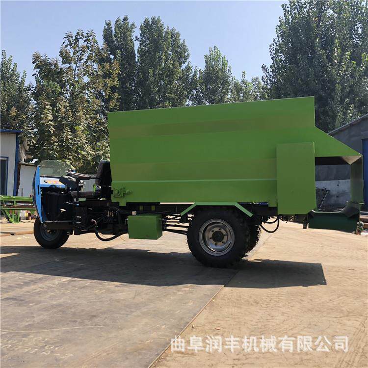 牛食草料撒料车 大容量粉碎搅拌喂料机 内蒙古生产草料撒料车