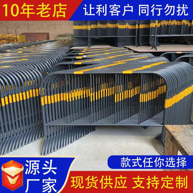 源头工厂黑黄铁马护栏施工隔离防护红白围栏公路警示交通安全路障