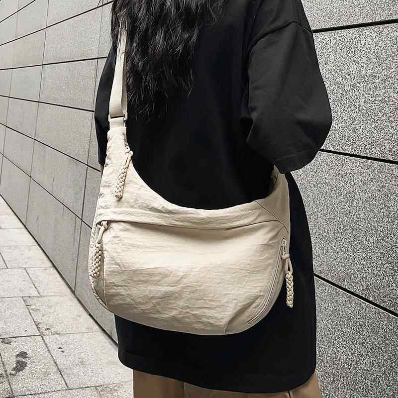 潮牌斜挎包男款通勤单肩包大容量日系休闲 水饺包男生学生小挎包