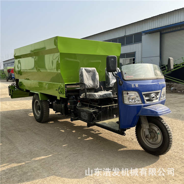 电动款羊场三轮撒料车养殖场全自动喂料车牛棚双边食槽运料下料机