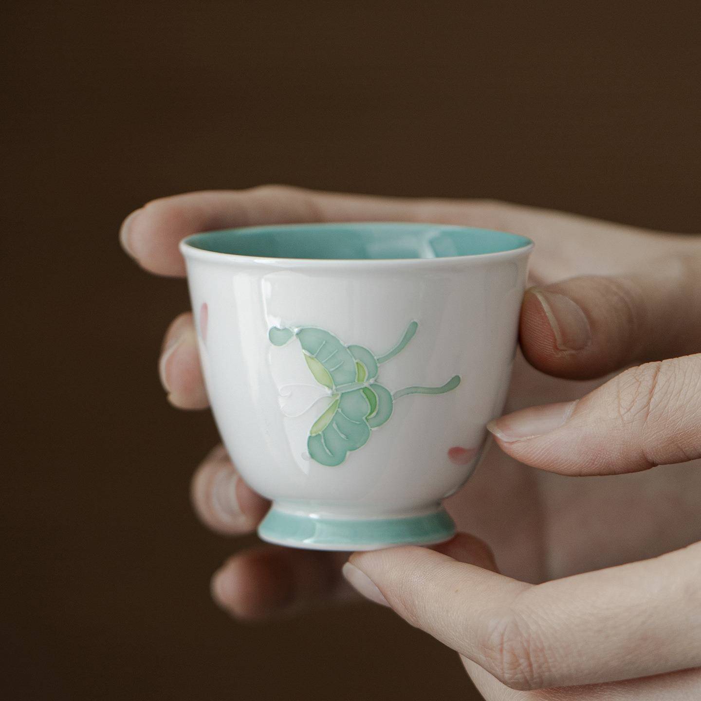 手绘浮雕蝴蝶恋花玲珑主人杯绿色茶杯陶瓷专用喝茶家用茶具品茗杯图片