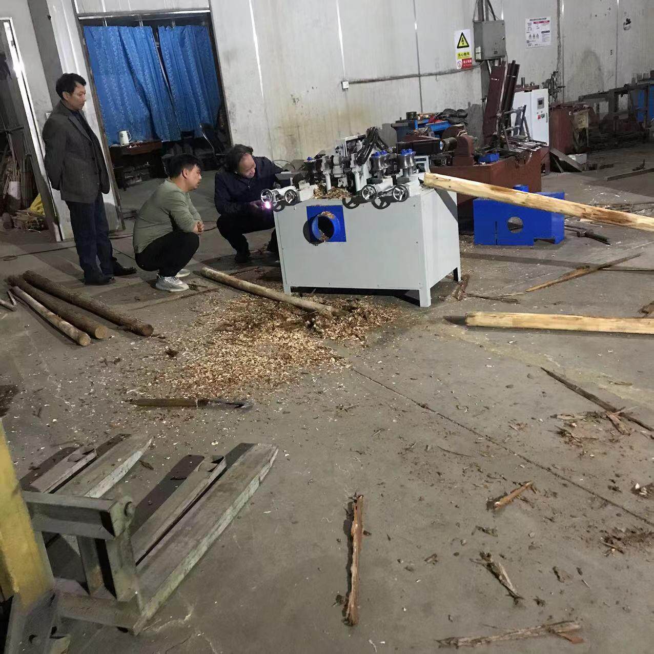 可变径杂木原木大小头刨圆机可加工锄头柄铁锹柄等也可用作普通圆