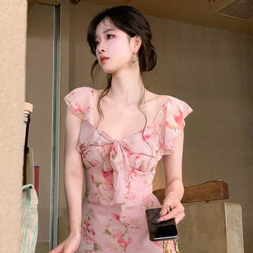 明媚纯欲粉色碎花裙女夏季显肤白温柔荷叶领斜裁显瘦吊带洋装