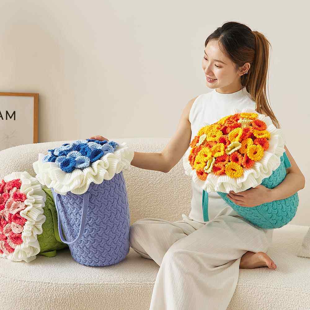 手捧花玫瑰花束抱枕成品生日礼物送女生闺蜜毕业新婚中秋礼物靠枕