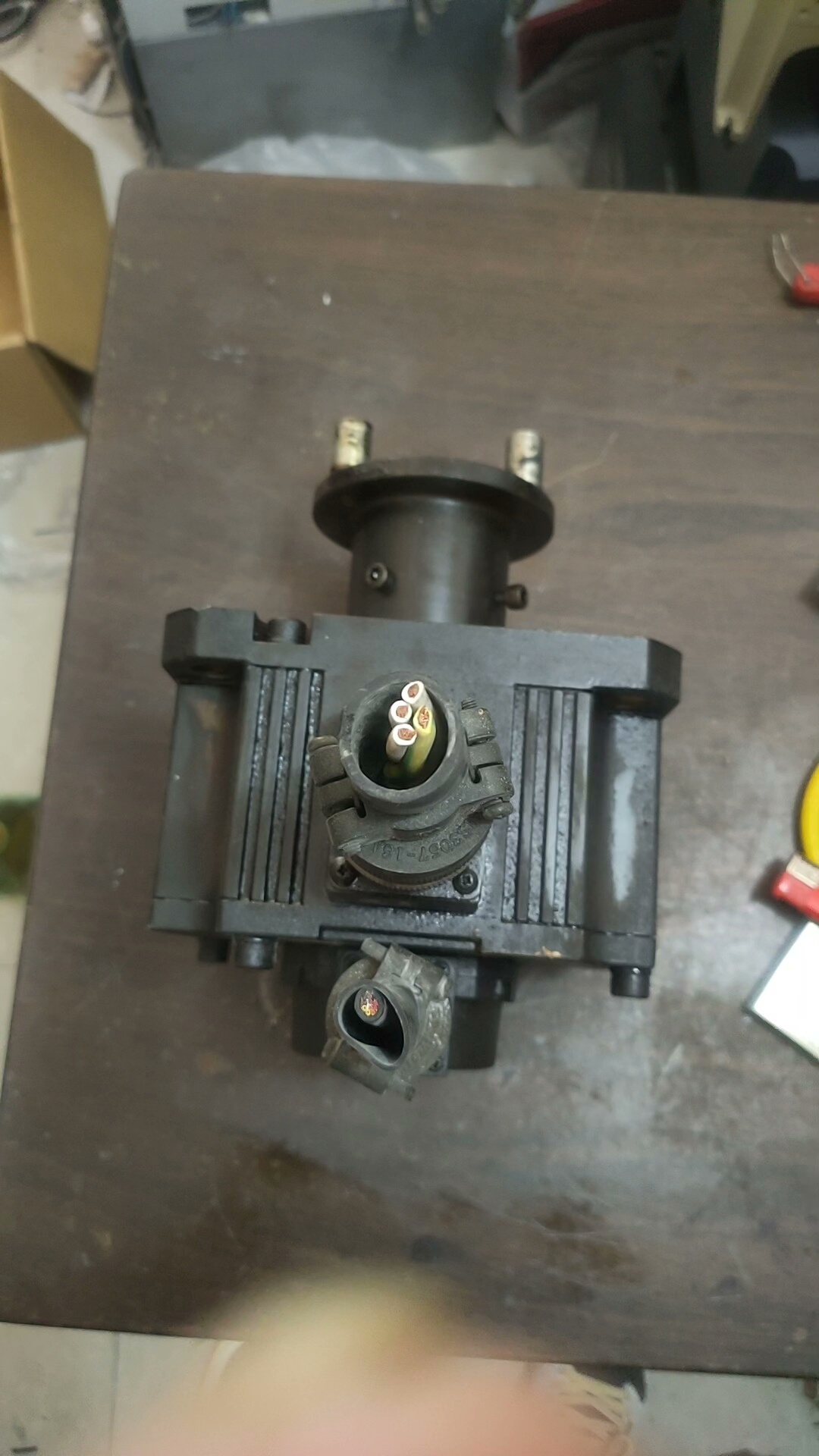 三菱伺服电机HC-SFS202实物拍摄，功能正常，成色如图，