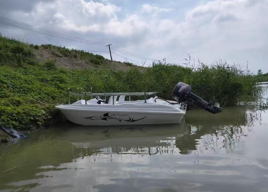 处置11尺游艇钓鱼艇30匹百胜机子带活水舱电启动自排水二手艇无手续