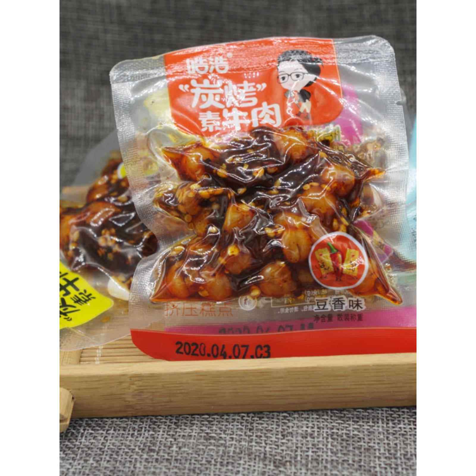 皓浩浩碳烤素牛肉牛肉粒老妈牛肉辣条豌豆素牛筋素肉怀旧零食特色