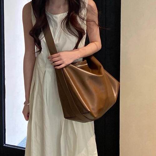 大容量帆布斜挎包女2024新款女士托特饺子包包通勤布包单肩背包男