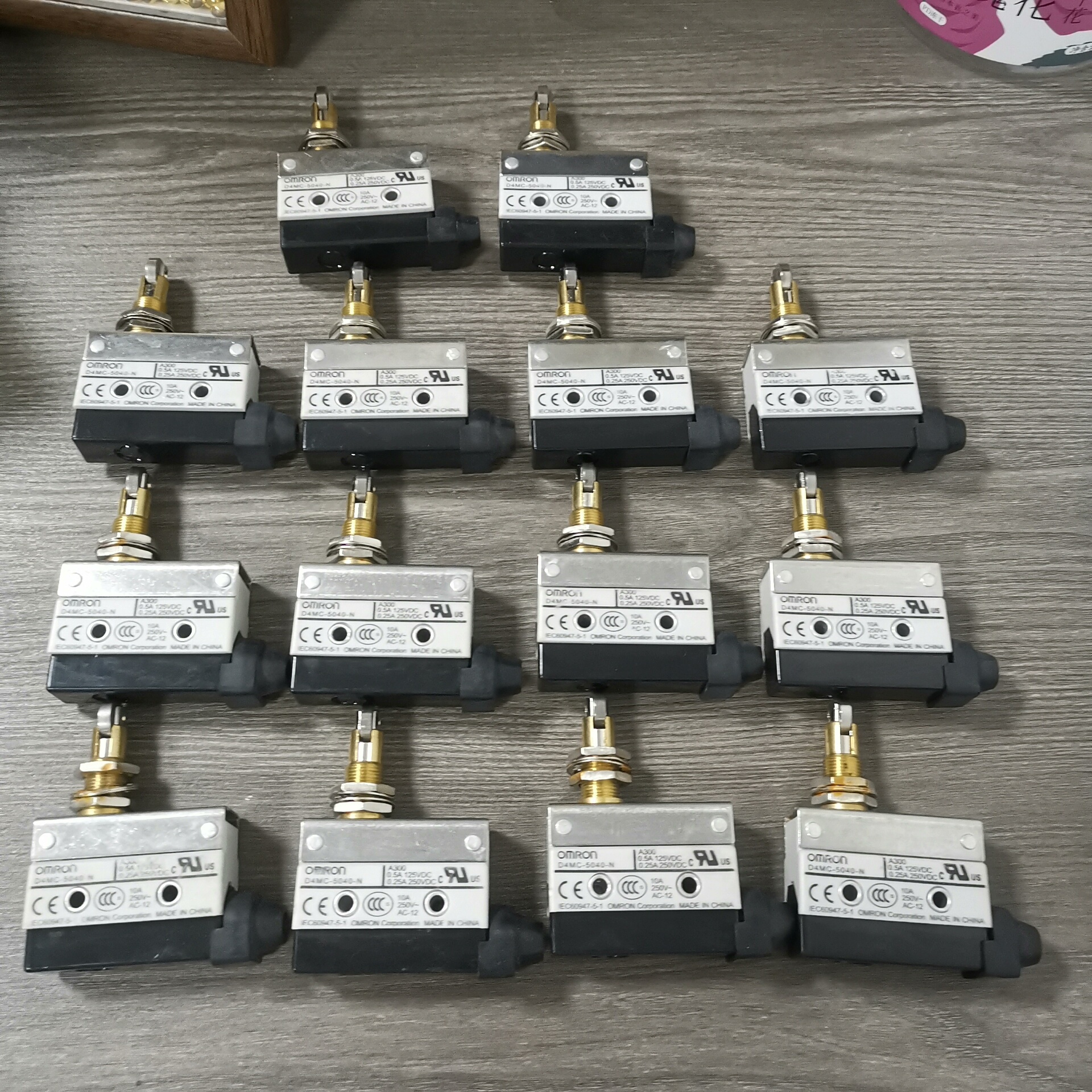 D4MC-5040-N欧姆龙行程开关，包装没有了，全新没有使