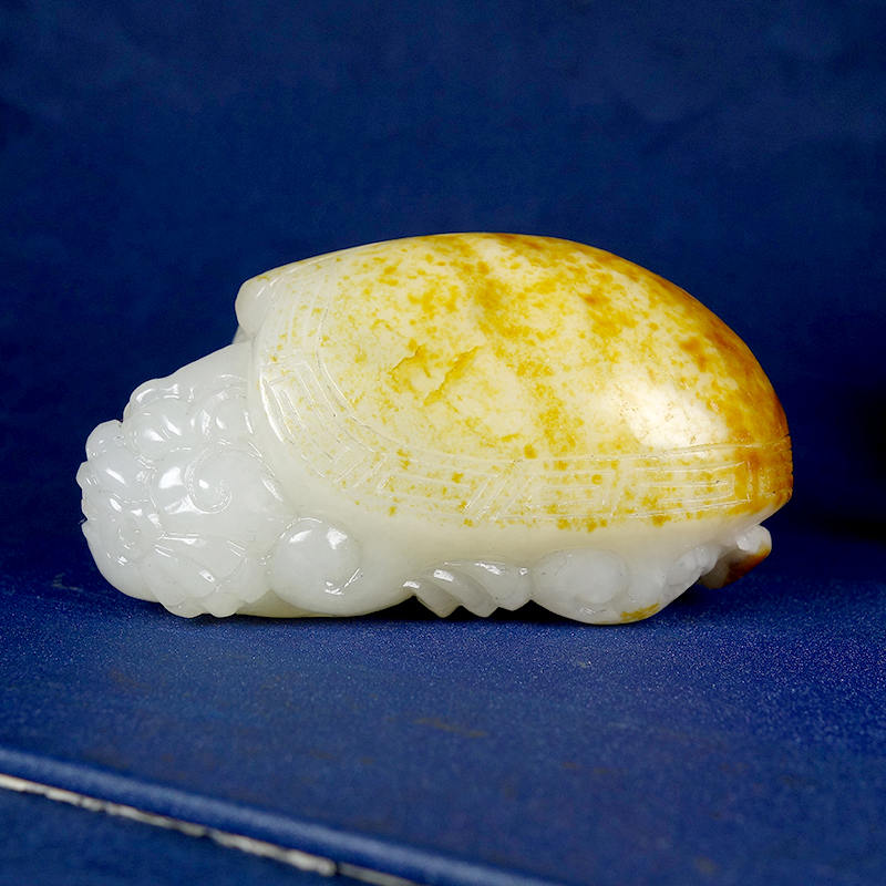 W荣归故里保真新疆和田玉白玉细料洒金皮苏工龙龟手把件400.68g