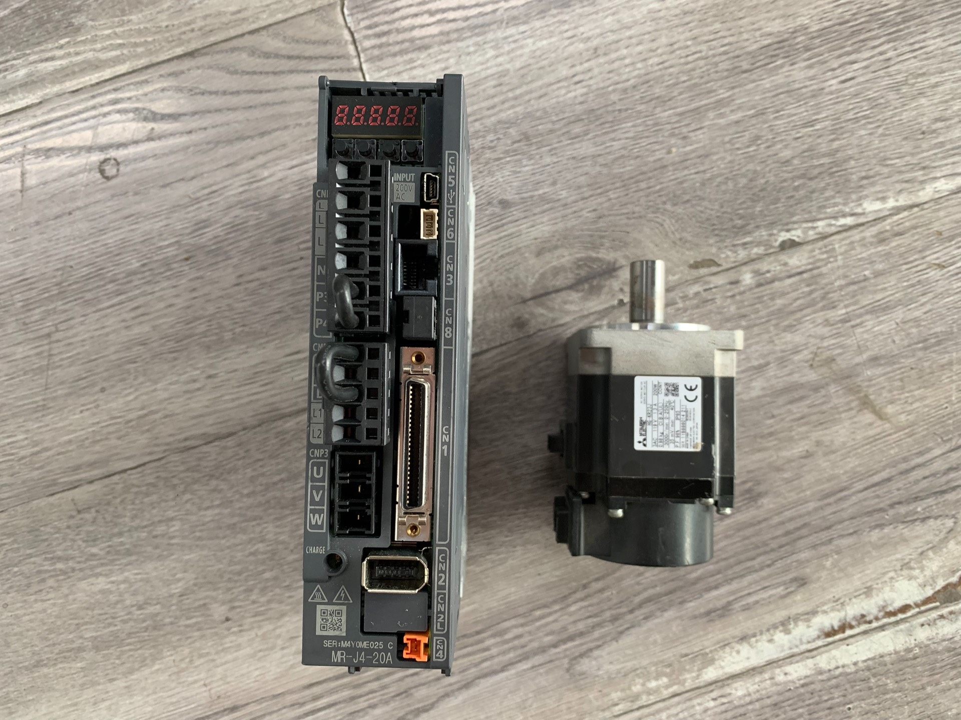 三菱MR-J4-20A，HG-KR23J伺服套装200W，功