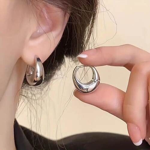 Girl with metal earrings冷淡风椭圆素圈耳环女轻奢耳饰品耳圈
