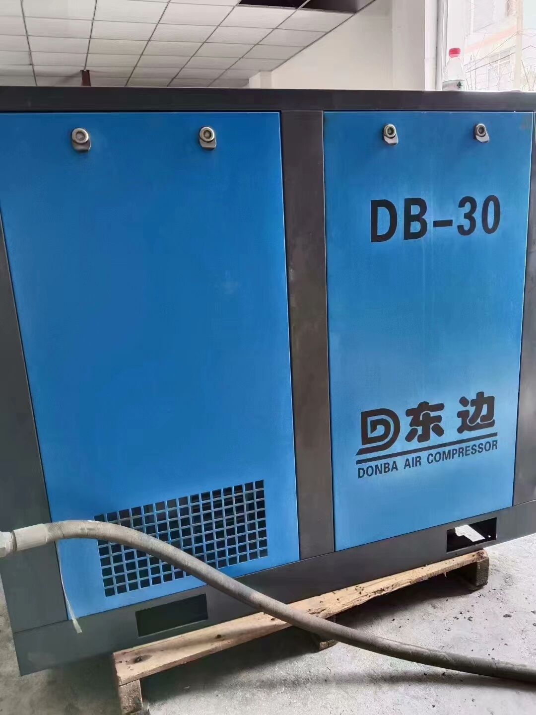 22KW螺杆空压机一套，一起3样东西，正常使用，成色非常新。